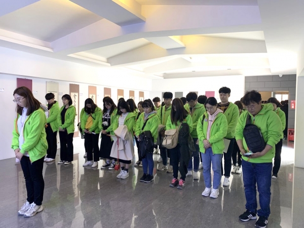 안중근 의사에게 묵념을 올리는 답사단