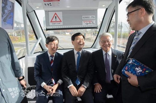 이춘희 세종시장은 서금택 세종시의회 의장과 관게자와 함께 자율차에 탑승하여 돌아고있다.