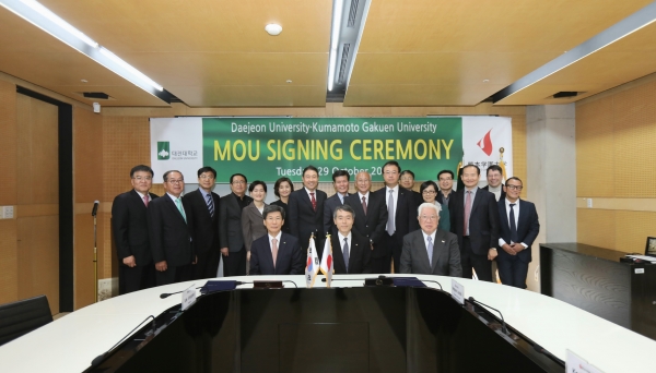 이종서 총장과, 코다 료이치 학장 및 메구로 준이치 이사장(맨 앞 왼쪽부터 순서대로) 및 양교 관계자가 단체사진