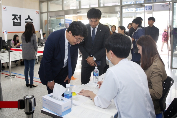 맹정호 서산시장이 독감 예방접종이 진행 중인 서산시 보건소를 방문해 현장행정을 펼쳤다.