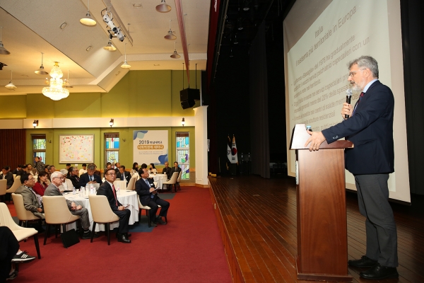 한남대-국제희년재단이 주최한 ‘伊 볼로냐 사회적경제’ 심포지엄에서 볼로냐 정신보건국장 안젤로 피오리티 박사가 통합 돌봄에 대해 강연하고 있다