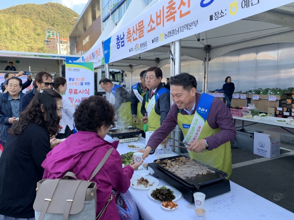조소행 충남농협 본부장은 충청남도 및 한돈자조금 등과 함께 한돈소비촉진 무료 시식행사를 가졌다.
