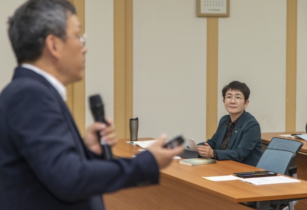 박정현 대덕구청장이 직원들과 함께 에너지전환 정책 이해를 위한 특강을 경청하고 있다.