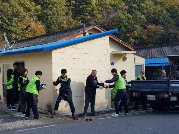 30일 보령시 성주면에서 '미래코 희망탄 나눔활동' 전개 모습