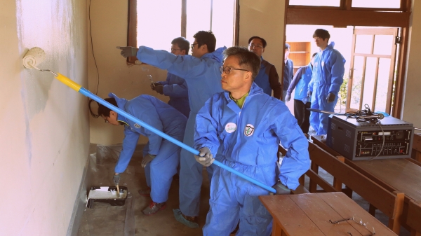 30일 공사 임직원 20여명이 서구 기성동 영골 마을회관 집수리 봉사를 펼치고 있다. (가운데 공사 김경철 사장)