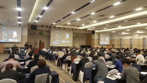 농식품부와 농어촌공사는 30일 농업분야기후변화대응발전방향토론회를 열고 관련전문가주제발표와 자유토론시간을 가졌다