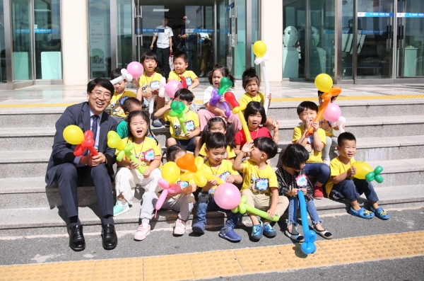 미래 서산시의 주역인 아이들과 맹정호 서산시장