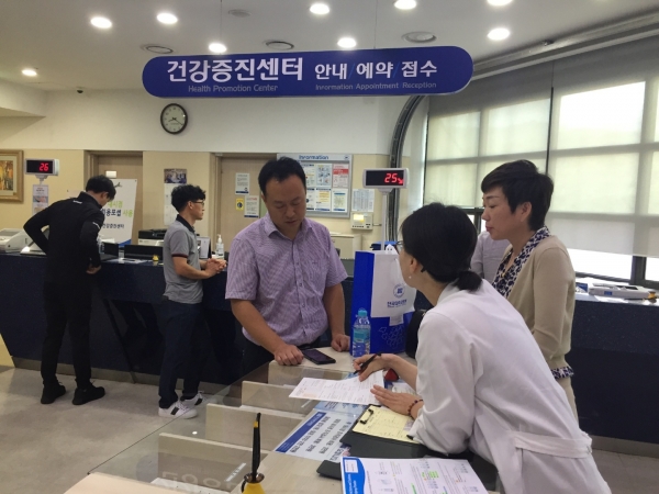 단국대병원에서 종합건강검진을 받기 위해 설명을 듣고 있는 중국인 의료관광객