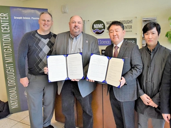 한경대와 함께 미국국립가뭄경감센터와 위성영상기반 농업가뭄모니터링 기술발전을 위한 업무협약을 체결했다 (사진왼쪽부터 브라이언소장 마크소장 최강원실장 남원호교수 순).