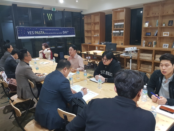대전 서구 청년창업지원센터 입주기업 네트워크 행사 ‘YES PASTA DAY’ 참석자들이 서로 정보를 공유하며 교류하고 있