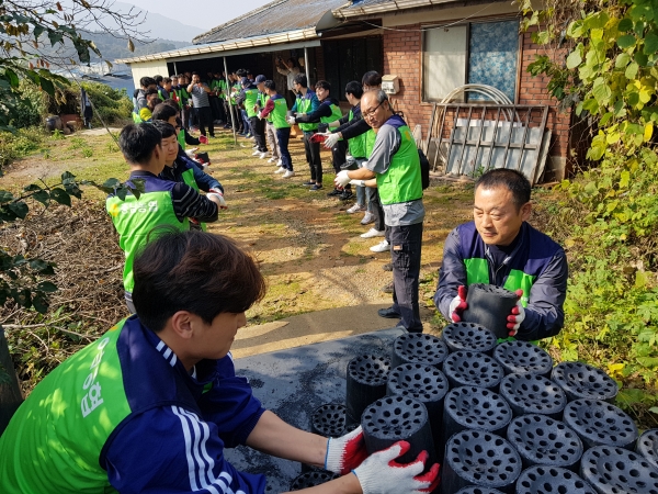 충남 홍성군 장곡면 신풍리에서 농촌 취약계층에게 난방준비를 위해 연탄나눔 봉사
