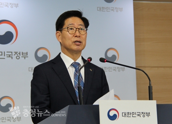 양승조 충남도지사가 1일 정부서울청사 브리핑룸에서 기자회견을 열고 보령1,2호기 폐쇄와 관련 향후 대책을 설명했다.