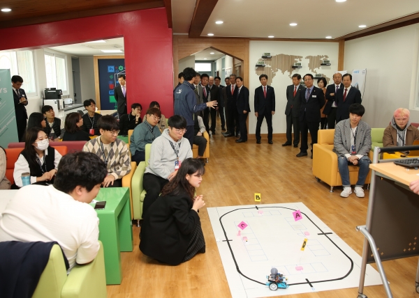 1일 한남대에서 열린 사립대학총장협의회에 참석한 총장들이 한남대 이덕훈 총장의 안내로 디자인 팩토리를 둘러보고 있다.