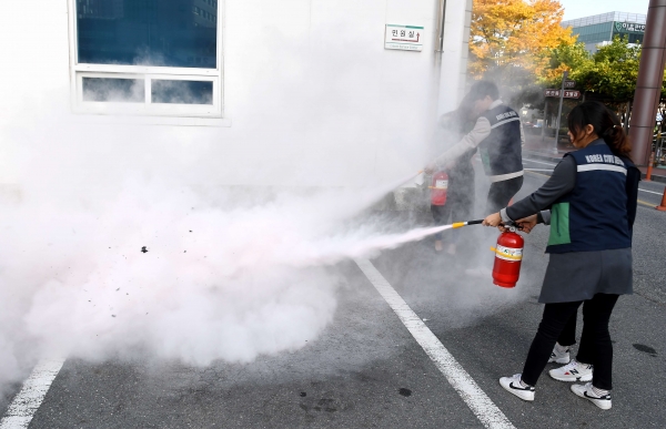 화재대비 합동 소방훈련 - 자체 소화기 진화
