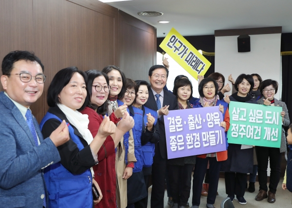 지난 2일 서구청 장태산실에서 4~7세 아이와 부모를 대상으로 아빠육아를 활성화하고 저출산‧고령화 사회에 대한 올바른 이해를 확산시키기 위해 진행한 ’라떼파파 인구골든벨’