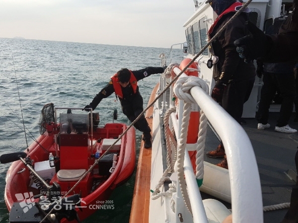 태안해경 모항파출소 연안구조정이 추진기 고장 레저보트 Z호 탑승자 3명을 옮겨 태운 뒤 Z호 예인 조치에 나서고 있다.