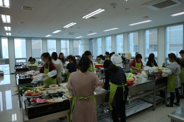 지난 2018년 부모김장담그기 프로그램 참여모습