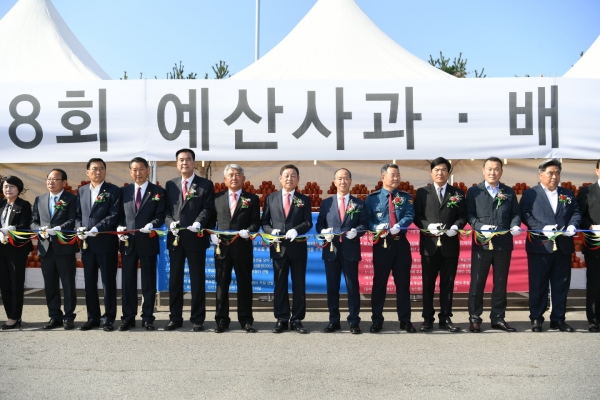 황선봉 예산군수(사진 가운데)와 이승구 군의장(군수 오른쪽), 권오영 능금농협 조합장(군수 왼쪽) 등 관계자들이 제16회 예산황토사과축제 테이프 커팅을 하는 모습