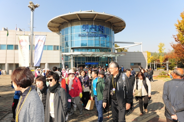 용산~예산역간 사과열차 탑승객들이 예산역에 도착해 축제장으로 이동하는 모습
