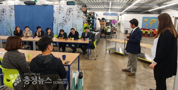 독일 디아코니아 우리시 푸드뱅크와 같은 역할을 하는 저소득층을 위한 사업장으로 관계자의 설명을 듣고 있다.