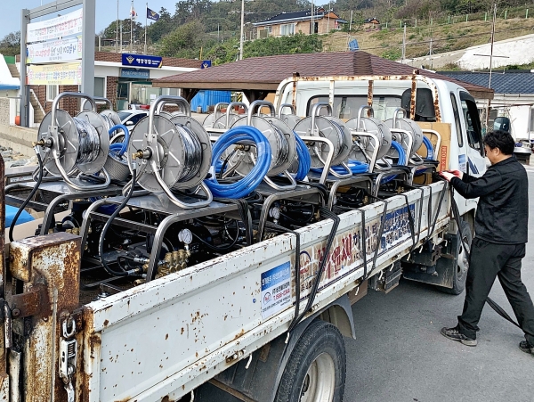 공사는 조업때 그물에 달라붙는 꼽을 배에서 바로 세척 제거할 수 있는 고압세척기14대를 영광군 낙월도에 기증했다