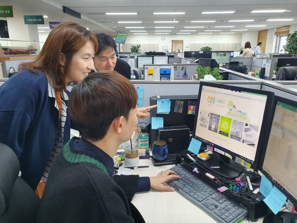 한국서부발전 사내 홈페이지 포털에 마련된 시스템을 통해 직원들이  「WP Carbon 마일리지제도」에 가입하고 있는 모습