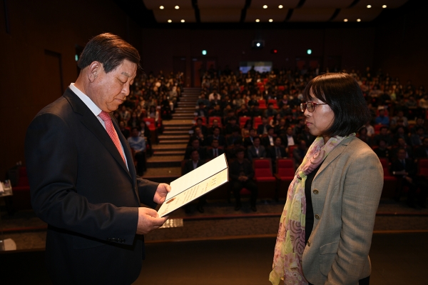 김향분 담당자(오른쪽)가 황선봉 예산군수로부터 표창을 전달받는 모습