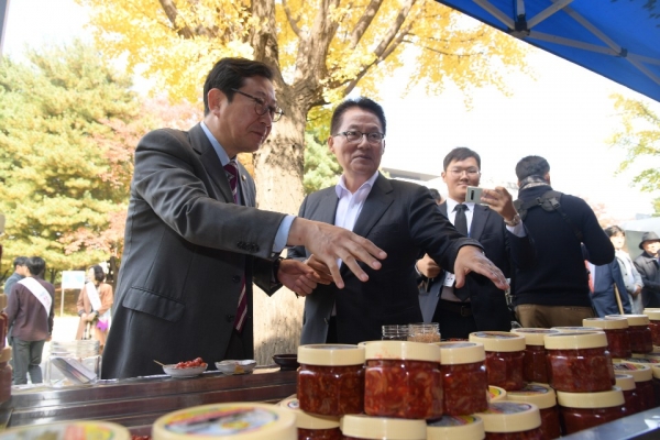 젓갈판매장을 찾은 박지원 국회의원