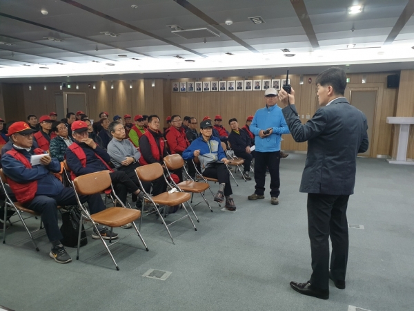 지난달 28일 동구청 대회의실에서 열린 산불진화대 안전교육 모습