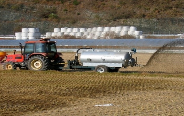 가축분뇨 액비 살포 사진