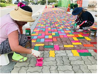 홍성군 자치분권_2위 남문동마을 부녀회의 마을 가꾸기 사진)