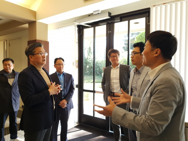 4일(현지시간) KIC(Korea Innovation Center)에서 방문단이 이영기 KOTRA 실리콘밸리무역관장과 KIC에 입주한 한국전자통신연구원, 한국기술보증기금, 한국산업기술평가관리원 관계자들에게 실리콘밸리의 혁신창업생태계와 인재양성 프로그램에 대해 설명을 듣고 있다