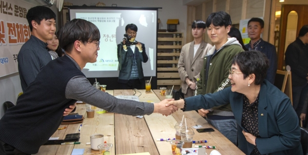 박정현 대덕구청장이 대덕구 청년리더 오리엔테이션 행사에서 청년리더와 인사를 나누고 있다.