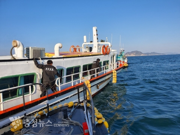 현장에 도착한 해경이 좌초 유람선 Z호에 승선해 침수확인 등 구난조치하고 있다-사진 태안해양경찰서 제공