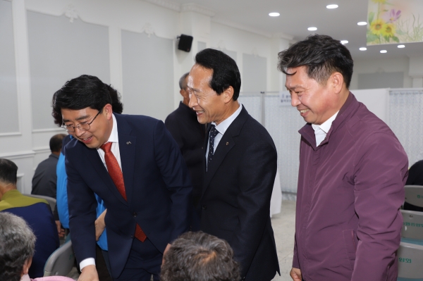 조소행 본부장은 맹정호 서산시장, 이회윤 농협서산시지부장, 이남호 운산농협조합장 등과 함께 농업인행복버스 의료현장에서 농업인들의 안부를 물으며 인사를 나누고 있다.