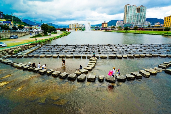 전남 장흥군 탐진강 남외리2보 어도 사진을 찍은 고현찬씨의 물고기와 사람의 통로가 어도사진공모전에서 최우수상을 수상했다