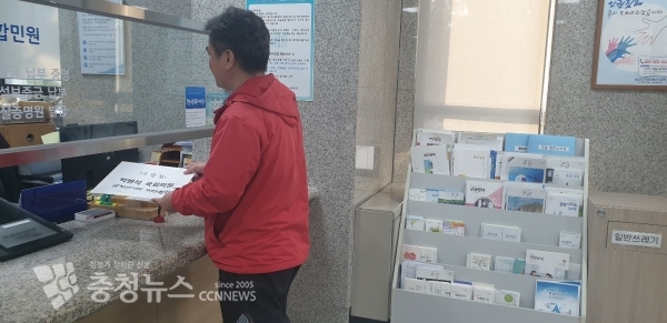 자유한국당 대전시당 관계자가 6일 대전지방검찰청에 박병석 국회의원에 대한 고발장을 제출하고 있다. (사진=한국당 제공)