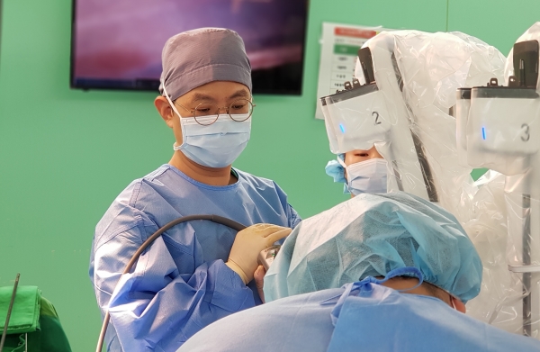 건양대병원 산부인과 김철중 교수가 로봇수술을 위해 환자의 병변부에 로봇 팔을 도킹(결합)하는 모습