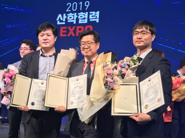 송우용 경영회계학과 교수(좌측), 최종인 산학협력단장(가운데), 양창규 직원(우측)이 함께 기념촬영