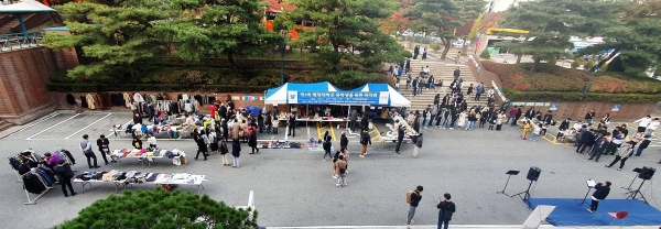 배재대 구성원들이 6일 배재 21세기관에서 열린 유학생을 위한 바자회에서 물품을 둘러보고 있다