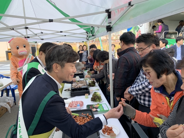 류지민 충남농협 부본부장은 이대영 홍성축협 조합장, 황규진 구항농협 조합장 등과 함께 직거래장터를 찾은 소비자들에게 돼지고기 소비촉진 운동을 펼치고 있다