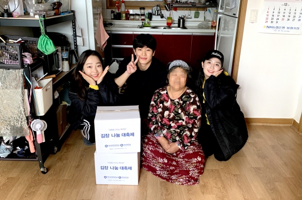 재학생들로 구성된 백석사회봉사단이 천안 지역 조손가정을 방문해 김치를 전달했다.