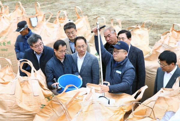 이동한 유성구 부구청장이 7일 市 농업기술센터 공공비축미 수매 현장을 찾아 현장점검을 실시했다.