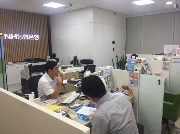 한 군민이 예산사랑상품권을 구입하는 모습