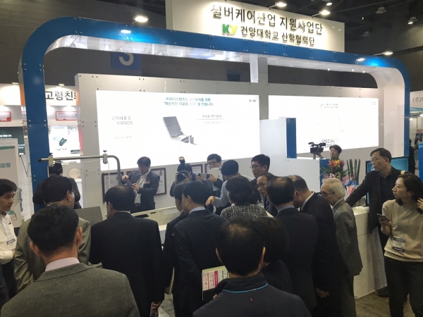 시니어 리빙 & 복지박람회인 ‘SENDEX 2019 전시회’에 참가해 노인복지를 위한 다양한 생활의료기기 및 건강보조 식품관련 제품을 선보여