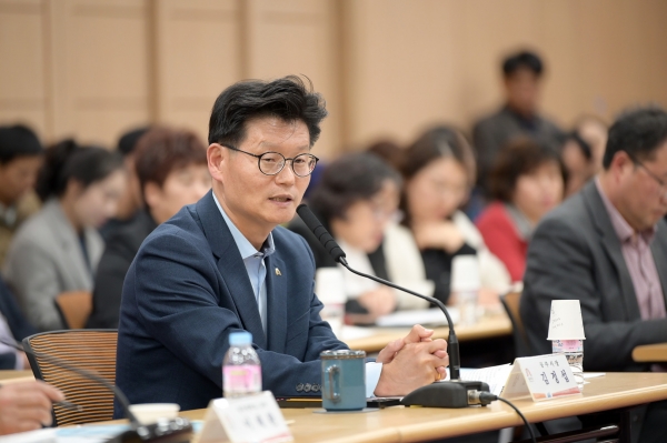 신바람 정책톡톡 토론회를 주재하고 있는 김정섭 시장