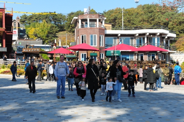 평택미군부대 군인과 가족 200여명이 예당호 출렁다리를 방문한 모습
