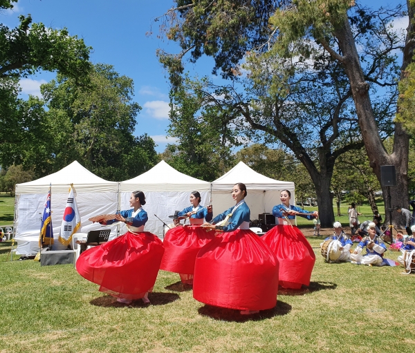 서천군립예술단, 호주 애슬레이드 한국문화음식축제 공연 모습