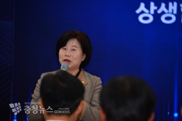 인사 하는 김영애 아산시의회 의장 / 충청뉴스 최형순 기자