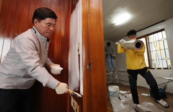 직접 페인트칠을 하고 잇는 황인호 동구청장 모습